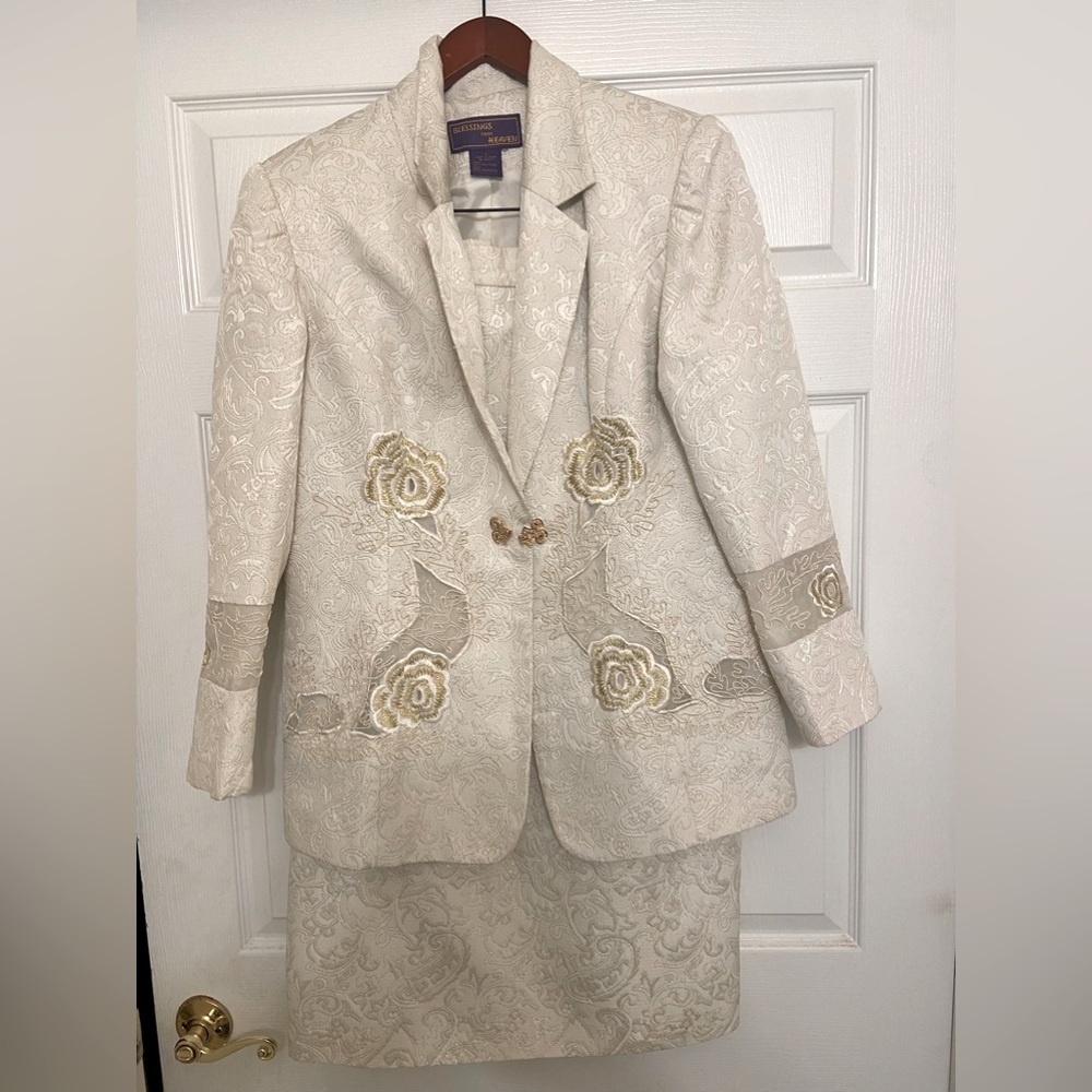 NEW NEVER WORN CUSTOM 2 Piece Skirt Suit Size 14, Antique White